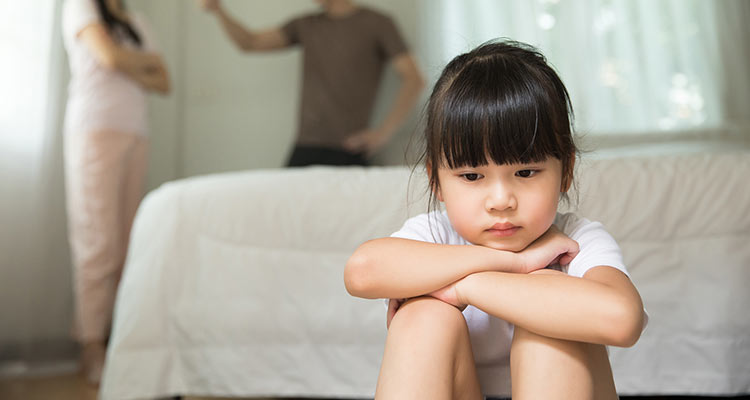「子どもの前でパパとママが口論する」のは控える