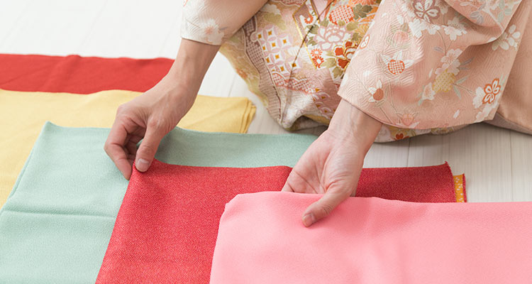 お宮参りで着る訪問着の選び方