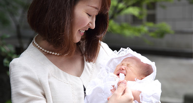 お宮参りの記念写真｜何を着る？お母さんの服装マナーとコーディネート例