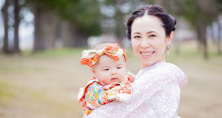 お宮参りの着物はレンタルが便利？母親の着物選びやレンタルの注意点も解説
