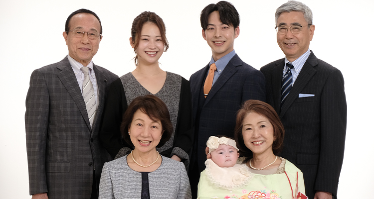 お参り中に赤ちゃんを抱っこするのは誰？